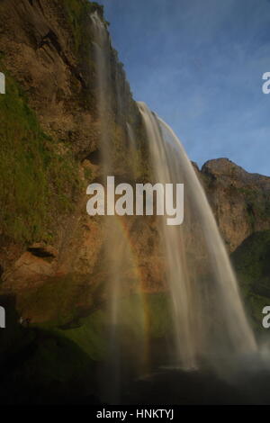 Cascata Seljalandsfoss immergendosi 60m dalla scogliera sopra, Sudhurland, Islanda Foto Stock