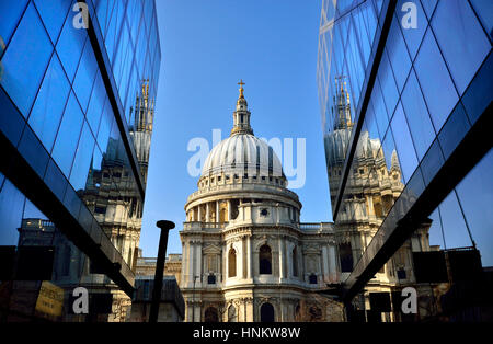 Londra, Inghilterra, Regno Unito. La Cattedrale di St Paul e visto da un nuovo cambiamento shopping centre