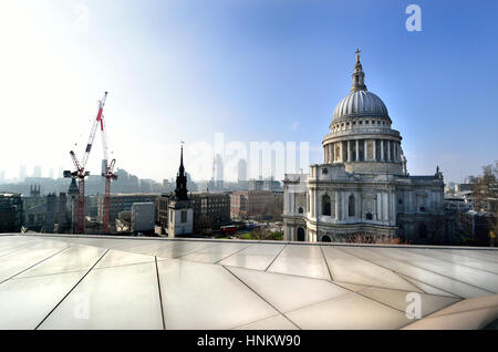 Londra, Inghilterra, Regno Unito. La Cattedrale di St Paul e visto da un nuovo cambiamento shopping center terrazza sul tetto Foto Stock