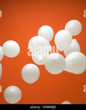 Palloncini bianchi su sfondo blu Foto Stock
