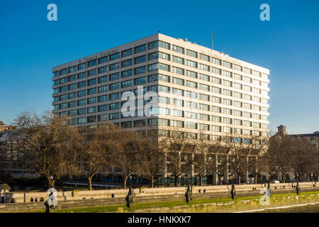 Luce del sole di colpire il lato di St Thomas' ospedale, London, Regno Unito Foto Stock