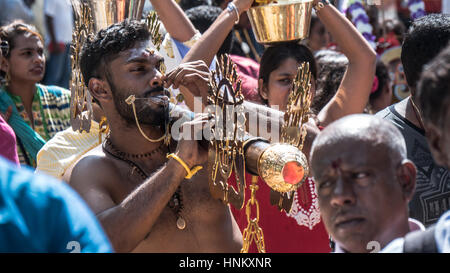 L'uomo durante il Thaipusam in Singapore Foto Stock