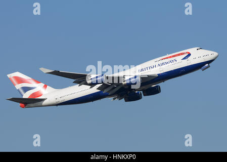 British Airways 747-436 G-CIVR il decollo dall'Aeroporto di Londra Heathrow in cielo blu Foto Stock