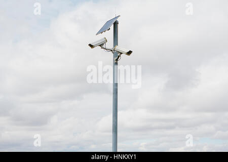 Un solare telecamera di sorveglianza su un palo. Foto Stock