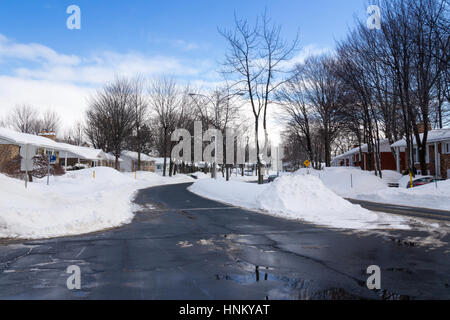 Sorel-Tracy, Canada-13 Febbraio 2017 : Sorel-Tracy street dopo una nevicata durante il giorno all'aperto. Sorel-Tracy è una piccola cittadina della provincia del Quebec i Foto Stock