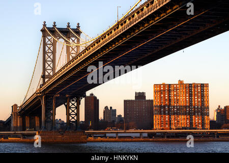 Manhattan Bridge presi da Brooklyn guardando in direzione di Manhattan in prima serata al tramonto Foto Stock