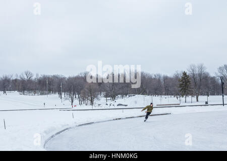 Montreal, Canada - 23 dicembre 2016: la gente del pattinaggio su ghiaccio sul Mont-Collina reale sotto la neve pesante a Montreal Foto Stock