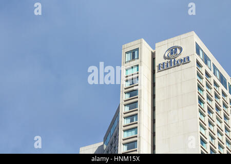 Quebec, Canada - 27 dicembre 2016: immagine del logo su Quebec City Hilton hotel l'hotel Hilton Quebec, situato sulla collina del Parlamento, si affaccia del Canada Foto Stock