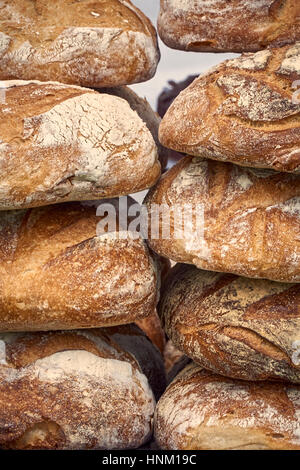 Una pila di pane artigianale pani - dettaglio Foto Stock