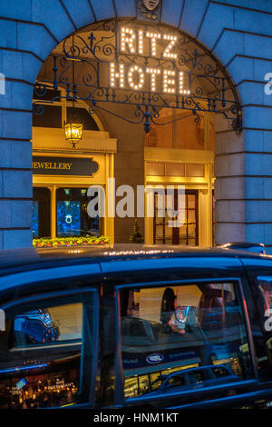 Cabina di Londra al Ritz Hotel di notte,Piccadilly,Londra,Inghilterra Foto Stock