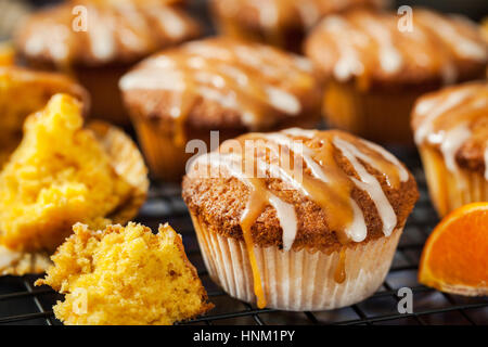 La carota tangerine tortine decorate con smalto e Topping Caramel Foto Stock