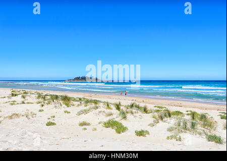 Spiaggia di sabbia in riva al lago di Conjola, Shoalhaven, South Coast, Nuovo Galles del Sud, NSW, Australia Foto Stock