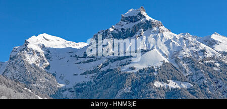 Incantevole paesaggio invernale con la spettacolare picco di montagna Hahnen , Engelberg, Svizzera Foto Stock