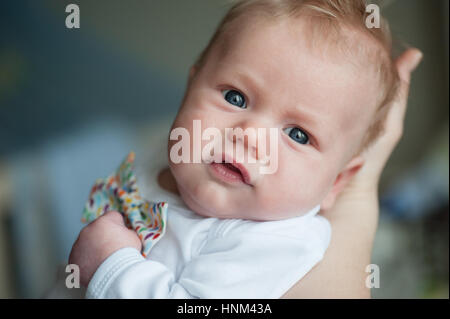 Mom mantiene piccolo bambino nelle braccia Foto Stock