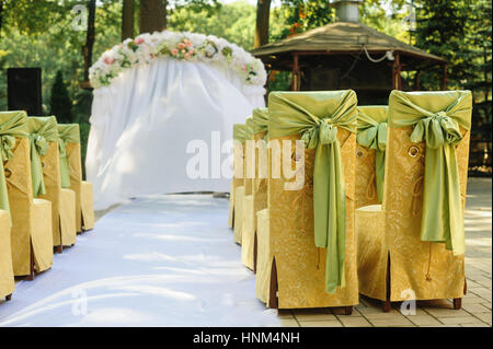 Arco di matrimonio in giallo e verde in una giornata di sole wedding Foto Stock