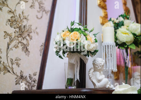 Bellissimo bouquet nuziale del bianco e del giallo dei fiori in interno Foto Stock