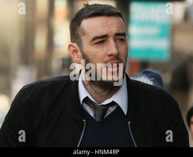 Eamon Bradley, 28, da Londonderry, chi viene accusato di terrorismo oneri legati alla Siria guerra civile, arrivando al city's Crown Court dove egli nega sei oneri, comprese per partecipare ad un campo di addestramento del terrorismo e di ricevere formazione per l'uso di una granata. Foto Stock