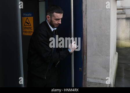 Eamon Bradley, 28, da Londonderry, chi viene accusato di terrorismo oneri legati alla Siria guerra civile, arrivando al city's Crown Court dove egli nega sei oneri, comprese per partecipare ad un campo di addestramento del terrorismo e di ricevere formazione per l'uso di una granata. Foto Stock