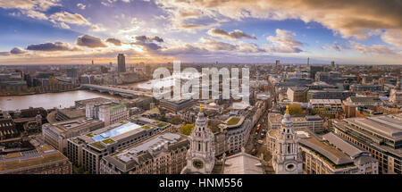 Londra, Inghilterra - panoramica vista sullo skyline di Londra centrale presa da san Paolo Cattedrale al tramonto Foto Stock