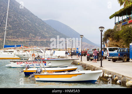 Bali, Grecia - 30 Aprile 2016: porto con navi marine, barche e il faro. Vista mare a baia. Bali è meta di vacanze resort, con appartato Foto Stock