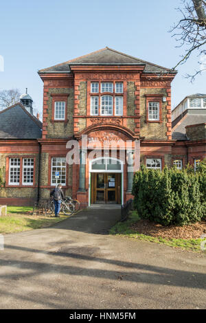 Brentford Library è un edificio classificato Grade II a Boston Manor Road, Brentford, Londra. Foto Stock