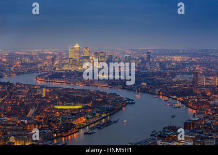 Londra, Inghilterra - panoramica vista sullo skyline di Londra est con i grattacieli di Canary Wharf a blue ora Foto Stock