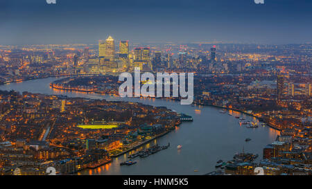 Londra, Inghilterra - panoramica vista sullo skyline di Londra est con i grattacieli di Canary Wharf a blue ora Foto Stock