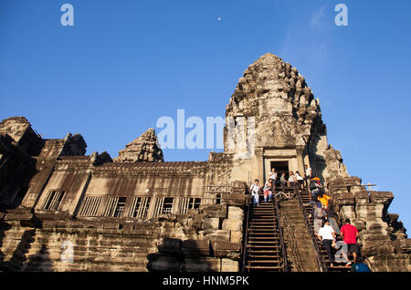 Visitatori salendo la scala per la Bakan Area a Angkor Wat in Siem Reap - Cambogia Foto Stock