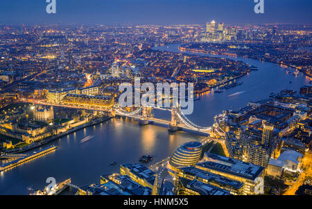 Londra, Inghilterra - Antenna vista sullo skyline di Londra. Questa visualizzazione include la Torre di Londra, l'iconica Tower Bridge, HMS Belfast nave e grattacieli di Foto Stock