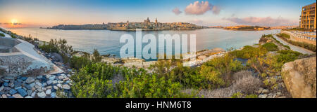 La Valletta, Malta - panoramica vista sullo skyline della città antica di La Valletta con St.Pau la Cattedrale e San Elmo Bay al mattino presto il colpo da Sliem Foto Stock