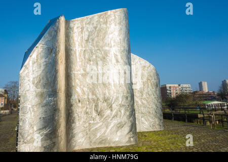 "Liquidity" scultura al punto di traghetto, Brentford, creato da Simon Packard Foto Stock