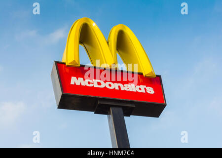 McDonald's Logo archi segno contro un cielo blu Foto Stock