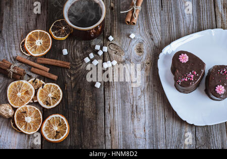 Tazza di hot nero caffè e torte su una piastra bianca, vista da sopra Foto Stock