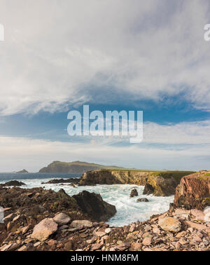 Guardando verso la Sibilla testa attraverso un mare increspato con belle nuvole, dal sentiero costiero a Clogher, penisola di Dingle, nella contea di Kerry, Irlanda Foto Stock