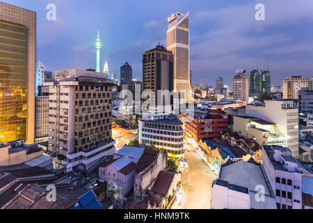 KUALA LUMPUR - Una veduta aerea della notte sul quartiere degli affari di Kuala Lumpur in Malesia la città capitale, un importante finanza islamica centro. Foto Stock