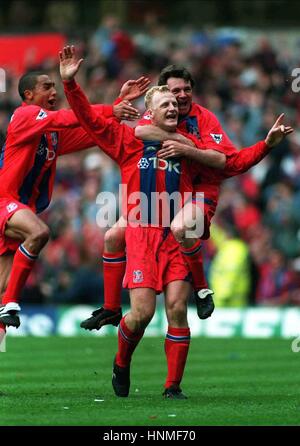 DOWIE ARMSTRONG HUMPHREY CRYSTAL PALACE V CRYSTAL PALACE V MAN UNITED 09 Aprile 1995 Foto Stock