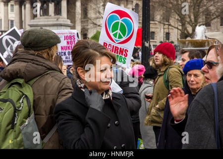 Leanne legno, plaid cymru mp, si unisce a cnd dimostranti a Londra a marzo contro i governi conservatori, Trident missile politica di rinnovo. Foto Stock
