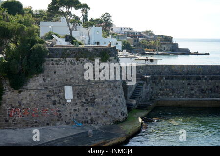 Lasciando Ischia Porto Foto Stock