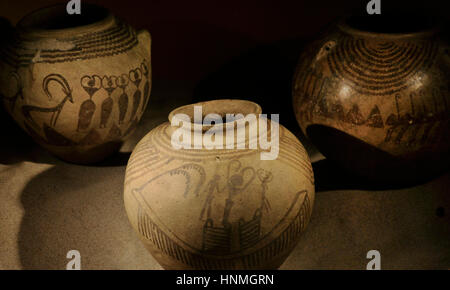 Da sinistra a destra: Pot con cinque donne con braccia sollevate e antilopi. Qui di seguito vi, montagne in forma di piramidi. Nella parte superiore, le linee ondulate raffigurante acqua; Pot con barca un molti remi e figure umane e pot con uccelli, probabilmente fenicotteri e montagne a forma di piramidi. Predynastic Egitto. Naqada II (3500-3150 a.C.). Museo dei paesi del Mediterraneo e del Vicino Antichità Orientali. Stoccolma. La Svezia. Foto Stock