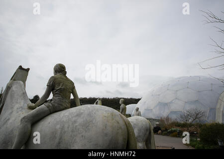 Jason deCaires Taylor " la marea crescente' presentano all'Eden Project. Foto Stock