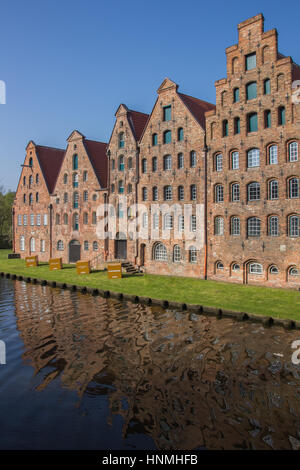 Sale degli edifici di stoccaggio lungo un canale di Lubecca, Germania Foto Stock