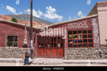 Donna Argentina in attesa di un ostello a Purmamarca, Argentina Foto Stock