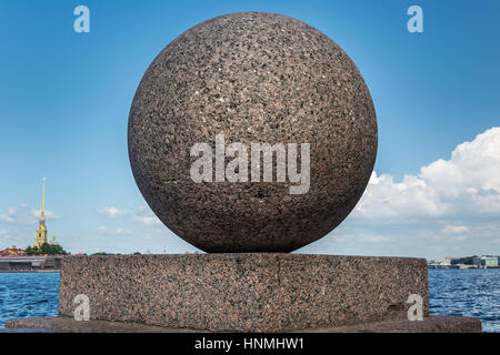 ST. PETERSBURG, Russia - Luglio 11, 2016: una vista in lontananza la Fortezza di Pietro e Paolo da dietro la sfera di granito di lo spiedo dell'isola Vasilievsky. Foto Stock