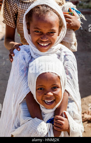 Bambini etiopi vestiti in bianco tradizionale al tempo di Natale, St Gebriels Chiesa, Arba Minch, Etiopia Foto Stock