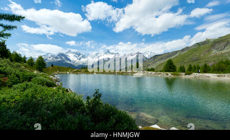 Il grünsee, un piccolo lago di montagna vicino a zermatt nelle alpi svizzere. Foto Stock