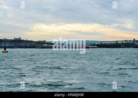 Una vista di Whitby, North Yorkshire dal mare Foto Stock