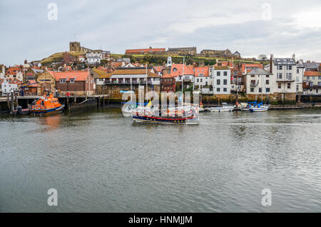 Una scialuppa di salvataggio e la chiesa di Santa Maria a Whitby North Yorkshire Foto Stock