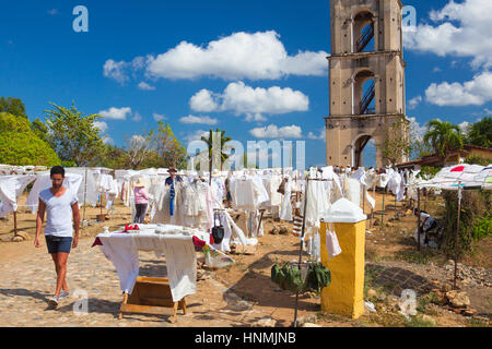 Manaca Iznaga, Cuba - gennaio 29,2017: tipico mercato cubano vicino al Manaca Iznaga vecchia torre di schiavitù vicino a Trinidad, Cuba. Il Manaca Iznaga Tower è t Foto Stock