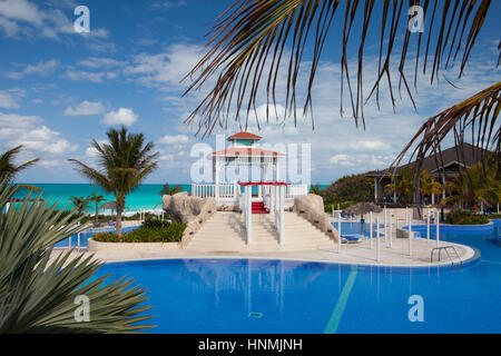 Santa Maria, Cuba - gennaio 31,2017: piscina in albergo Gaviota Cayo Santa Maria.Cuba industria principale è diventato viaggi e turismo. Foto Stock