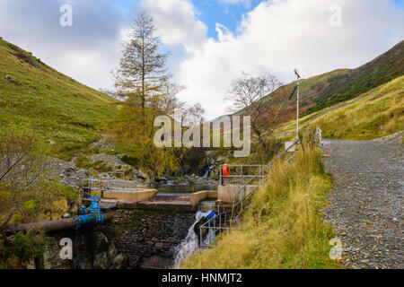 Una piccola centrale idroelettrica sul Glenridding Beck nel Parco Nazionale del Distretto dei Laghi, Cumbria, Inghilterra. Foto Stock